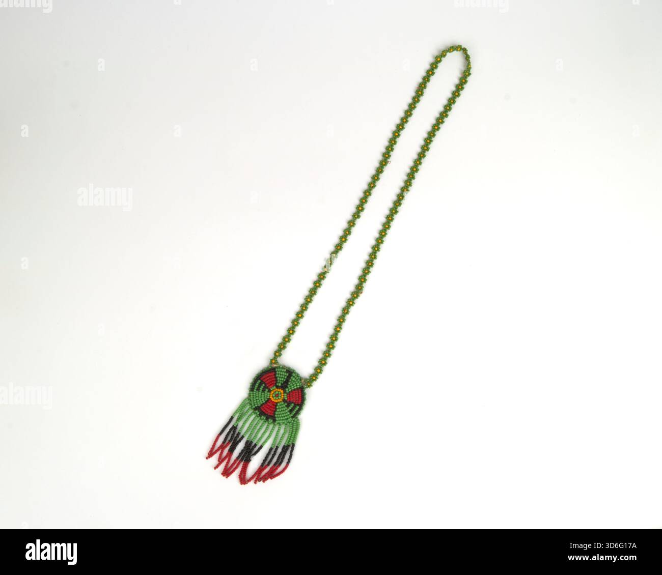 Véritable vintage des années 1960-70, Native American Hippy flower Power Thunderbird et collier de perles chaîne de fleurs. Banque D'Images