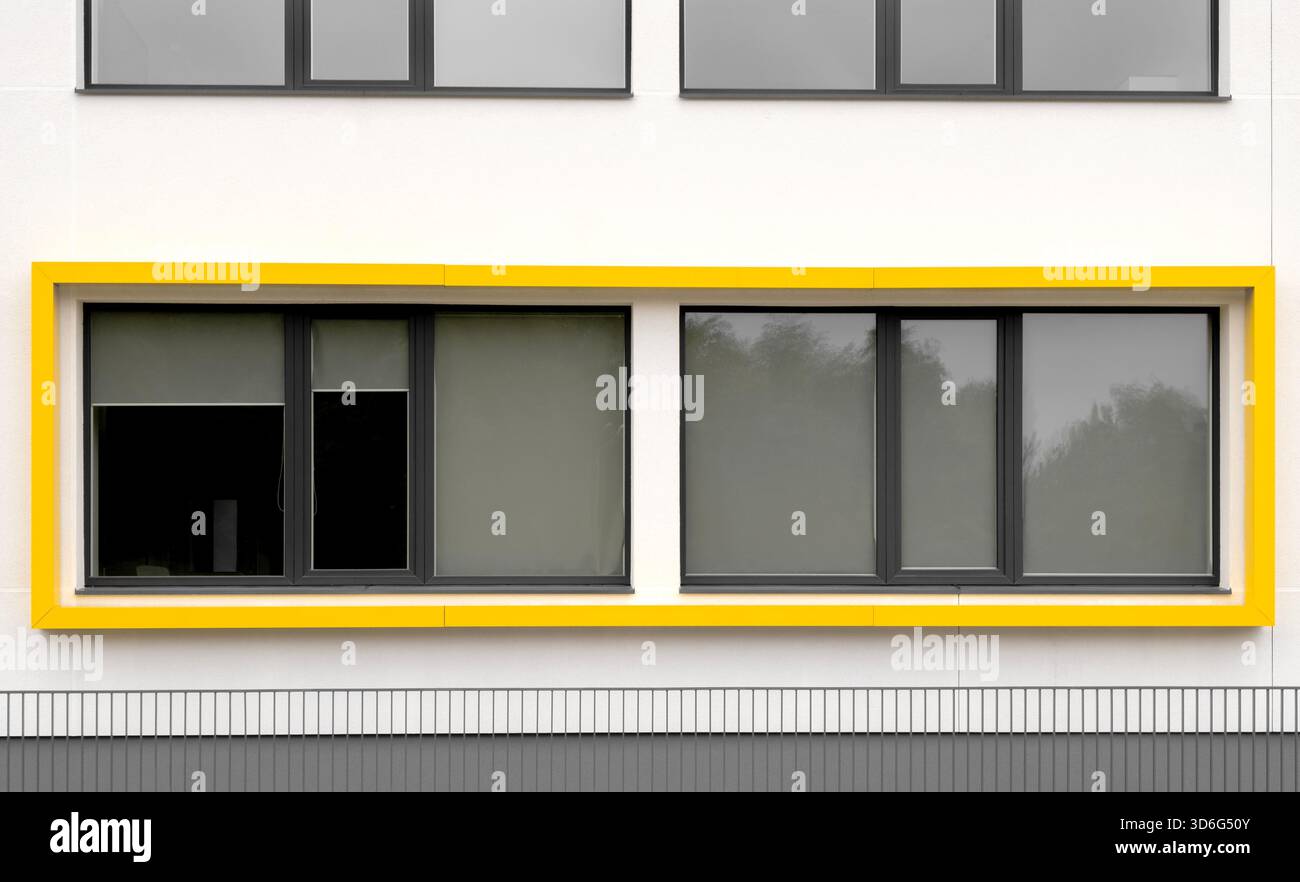Façade de bâtiment moderne avec détail de fenêtre jaune, architecture abstraite Banque D'Images