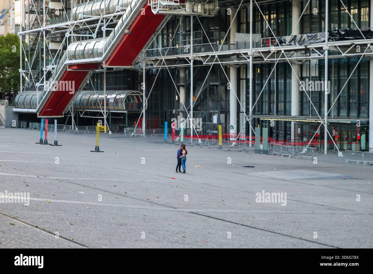 Tuyaux extérieurs colorés et façade industrielle du Centre Pompidou à Paris, France, montrant les caractéristiques architecturales high-tech du bâtiment Banque D'Images