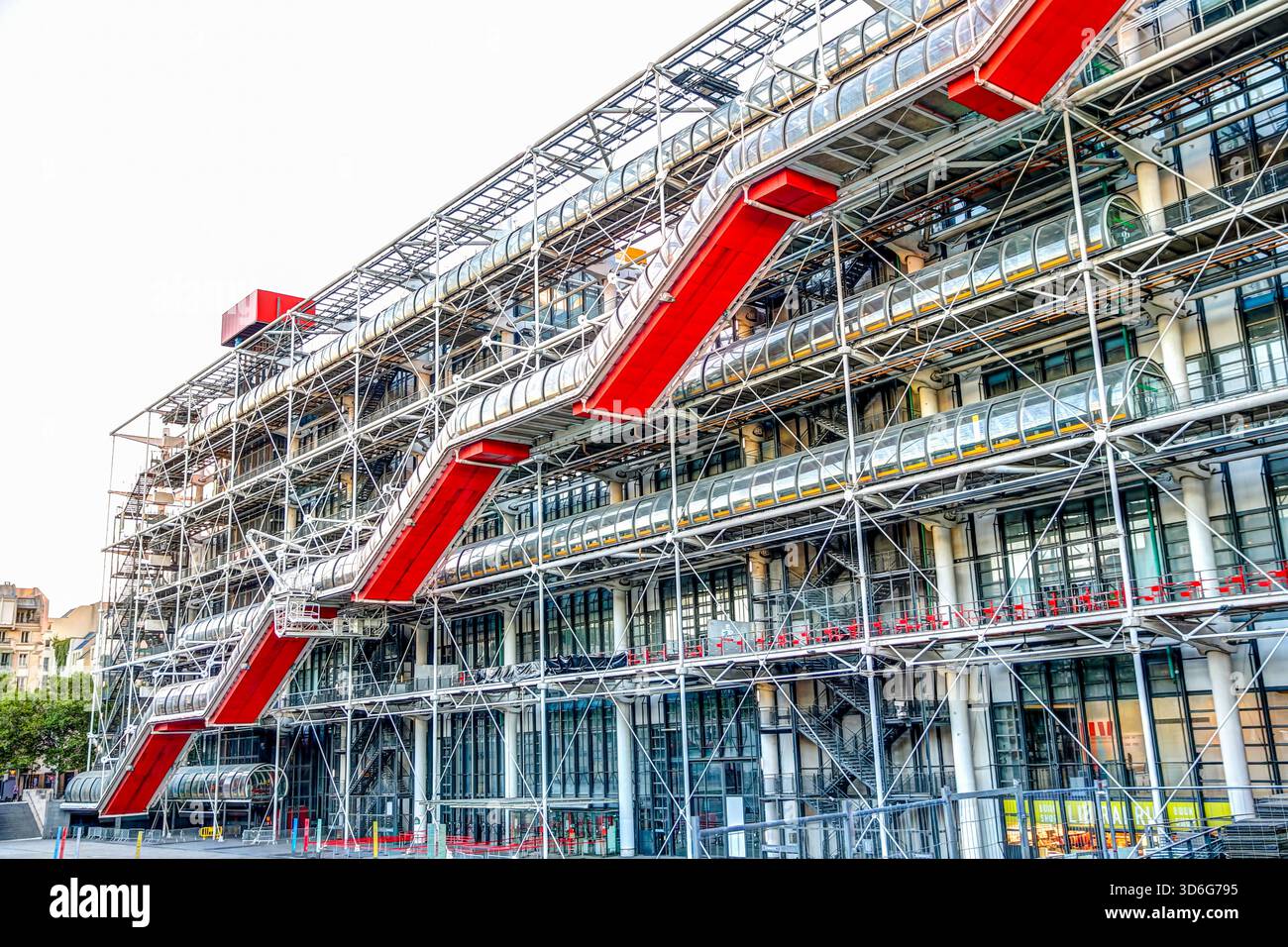 Tuyaux extérieurs colorés et façade industrielle du Centre Pompidou à Paris, France, montrant les caractéristiques architecturales high-tech du bâtiment Banque D'Images