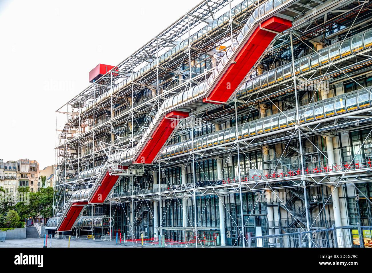 Tuyaux extérieurs colorés et façade industrielle du Centre Pompidou à Paris, France, montrant les caractéristiques architecturales high-tech du bâtiment Banque D'Images