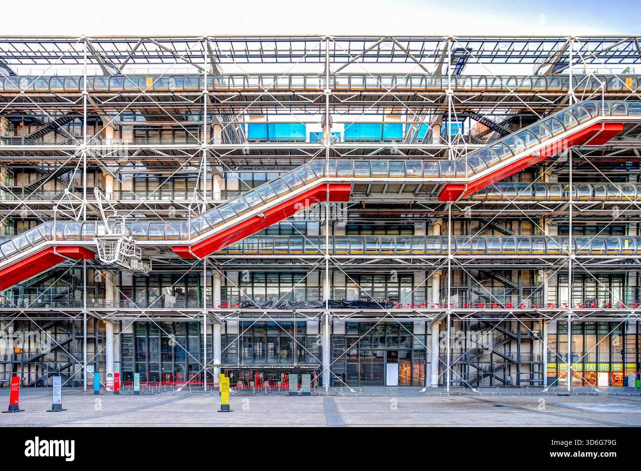 Tuyaux extérieurs colorés et façade industrielle du Centre Pompidou à Paris, France, montrant les caractéristiques architecturales high-tech du bâtiment Banque D'Images