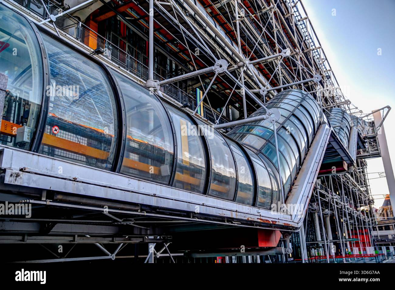 Tuyaux extérieurs colorés et façade industrielle du Centre Pompidou à Paris, France, montrant les caractéristiques architecturales high-tech du bâtiment Banque D'Images