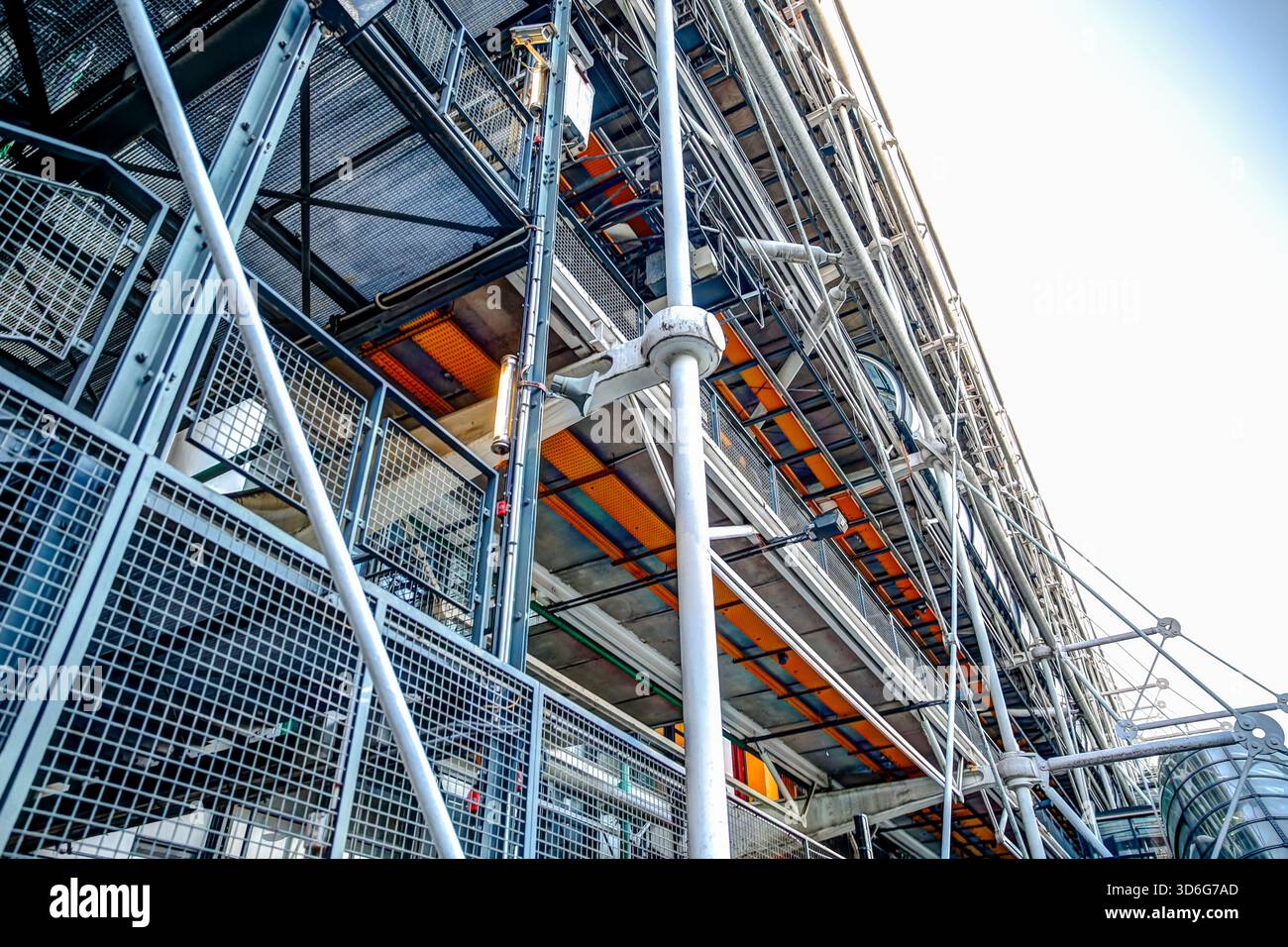 Tuyaux extérieurs colorés et façade industrielle du Centre Pompidou à Paris, France, montrant les caractéristiques architecturales high-tech du bâtiment Banque D'Images