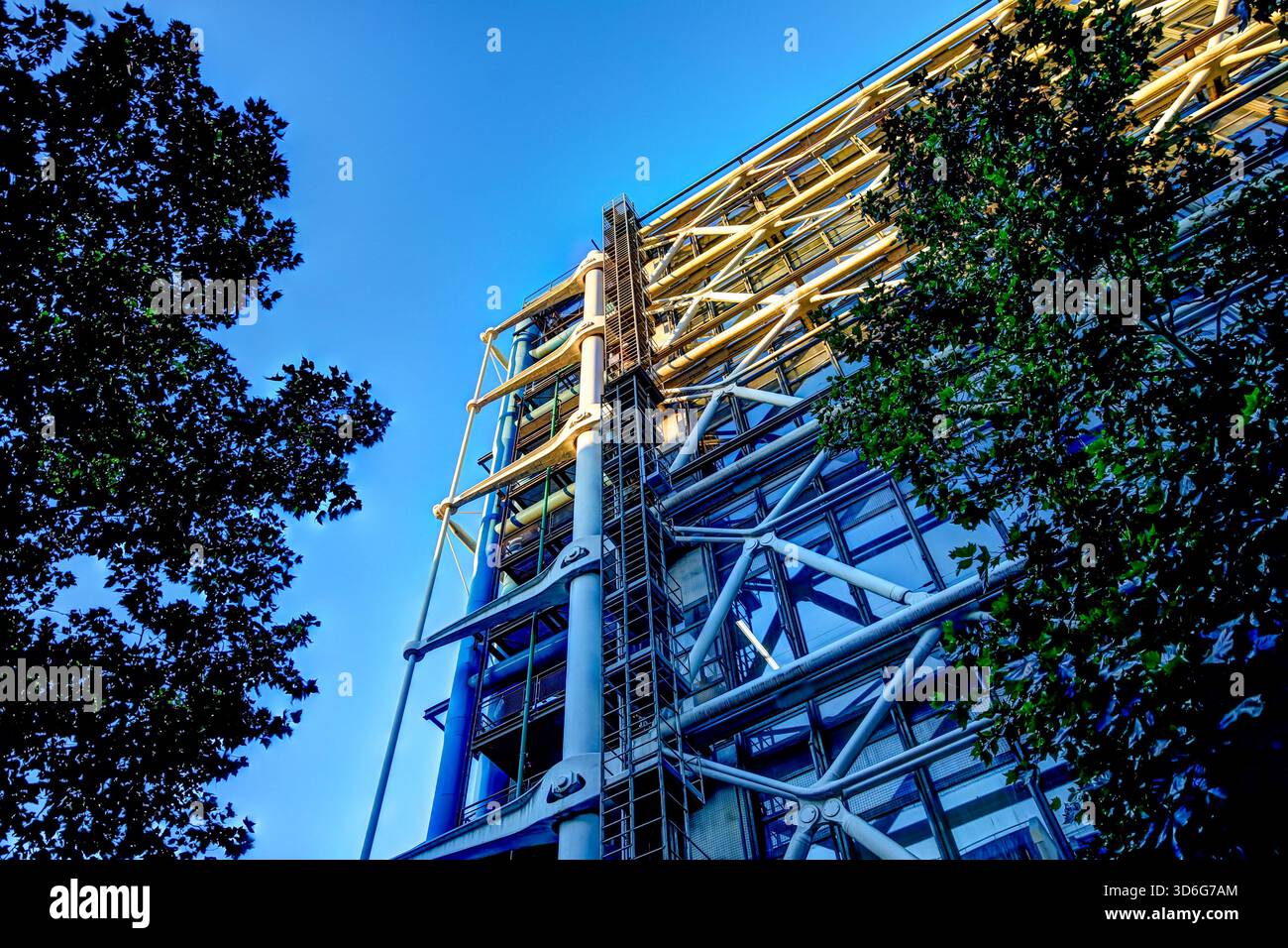 Tuyaux extérieurs colorés et façade industrielle du Centre Pompidou à Paris, France, montrant les caractéristiques architecturales high-tech du bâtiment Banque D'Images