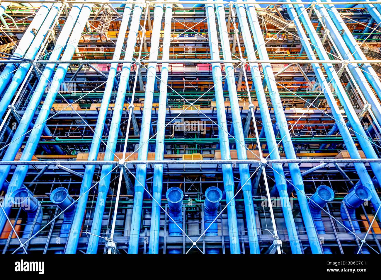 Tuyaux extérieurs colorés et façade industrielle du Centre Pompidou à Paris, France, montrant les caractéristiques architecturales high-tech du bâtiment Banque D'Images