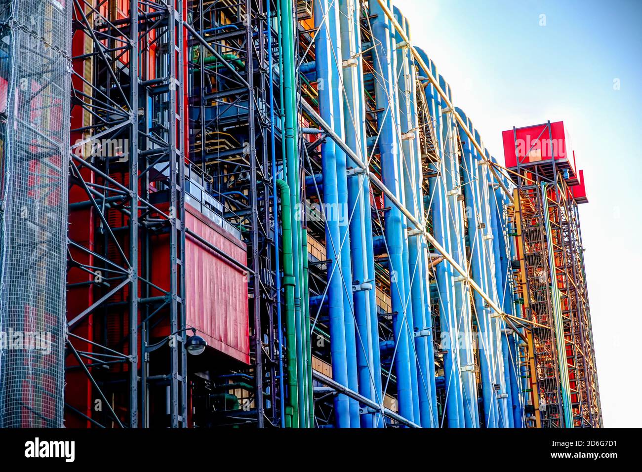 Tuyaux extérieurs colorés et façade industrielle du Centre Pompidou à Paris, France, montrant les caractéristiques architecturales high-tech du bâtiment Banque D'Images