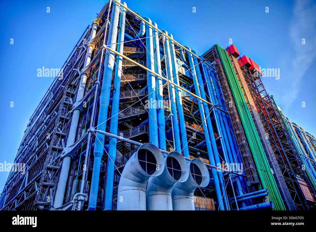 Tuyaux extérieurs colorés et façade industrielle du Centre Pompidou à Paris, France, montrant les caractéristiques architecturales high-tech du bâtiment Banque D'Images