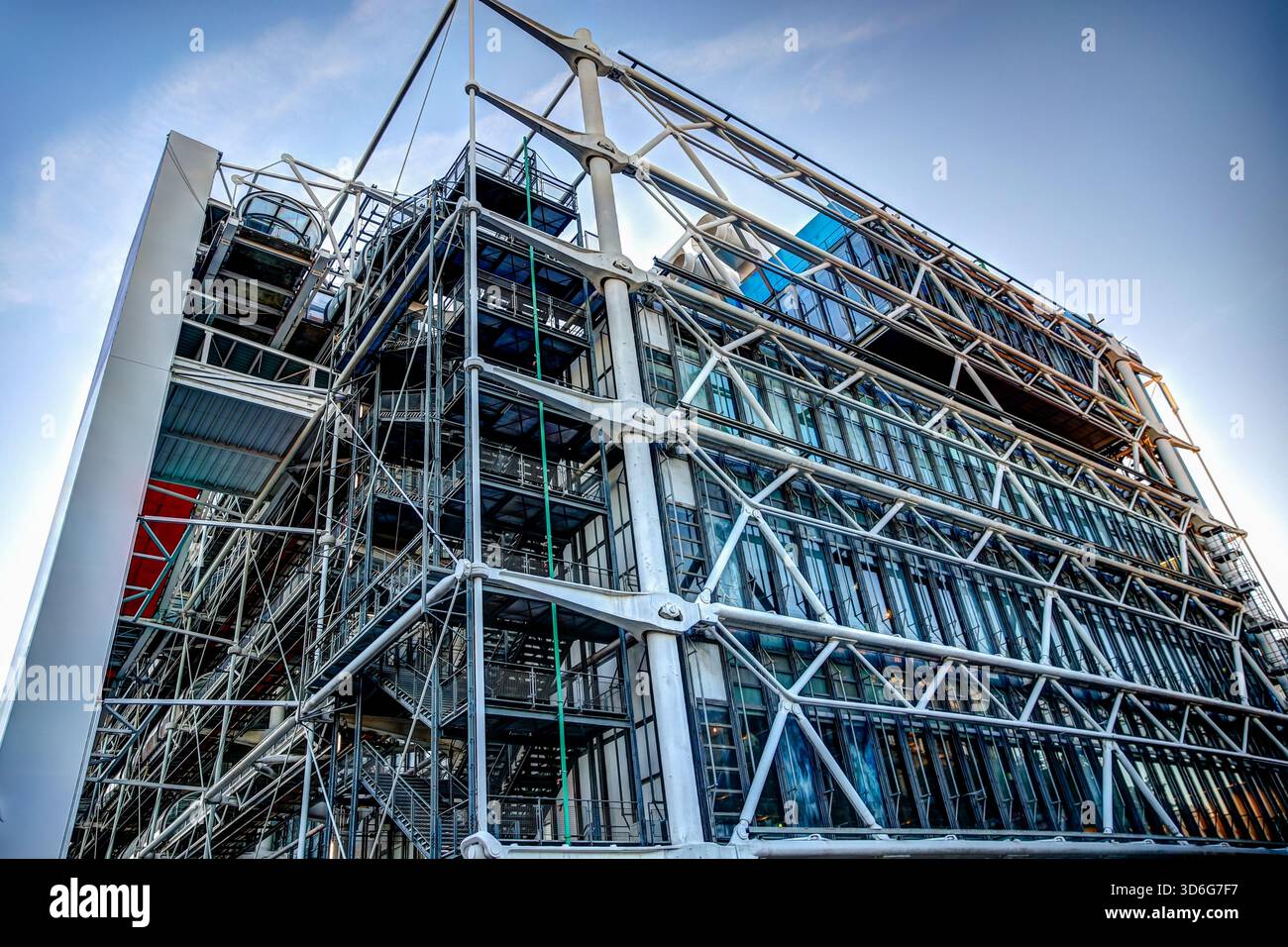 Tuyaux extérieurs colorés et façade industrielle du Centre Pompidou à Paris, France, montrant les caractéristiques architecturales high-tech du bâtiment Banque D'Images