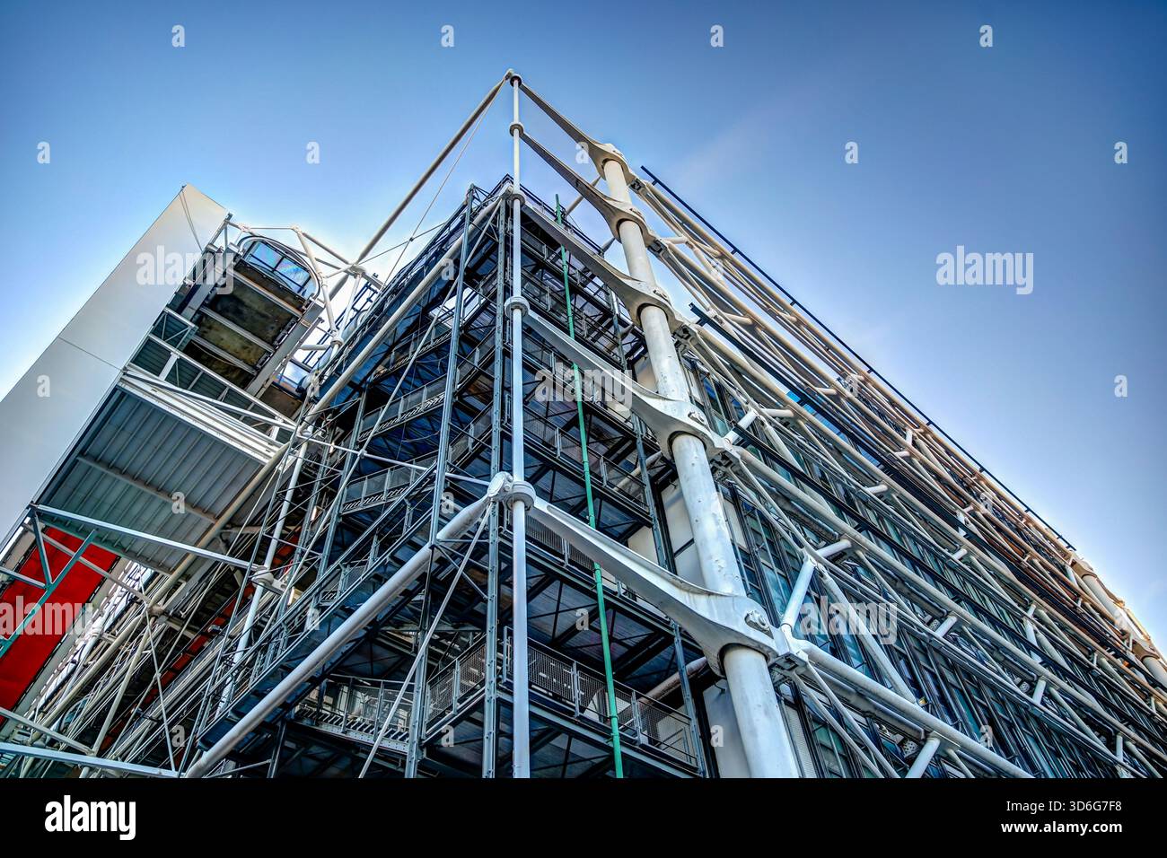 Tuyaux extérieurs colorés et façade industrielle du Centre Pompidou à Paris, France, montrant les caractéristiques architecturales high-tech du bâtiment Banque D'Images
