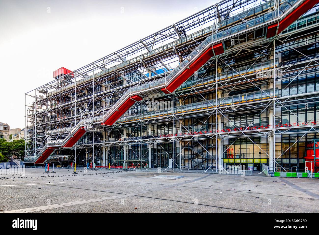 Tuyaux extérieurs colorés et façade industrielle du Centre Pompidou à Paris, France, montrant les caractéristiques architecturales high-tech du bâtiment Banque D'Images