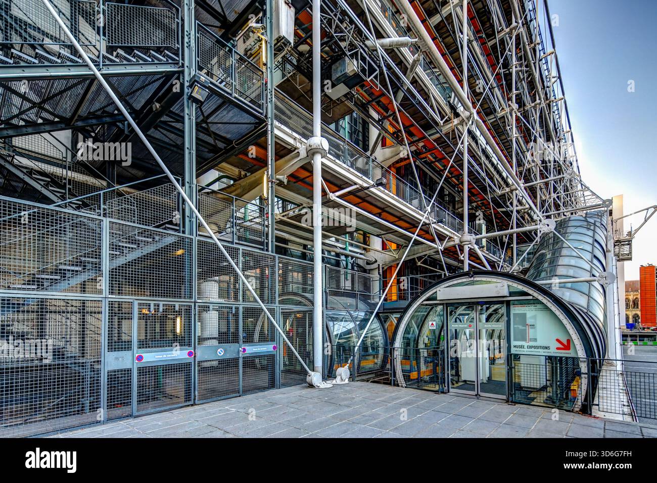 Tuyaux extérieurs colorés et façade industrielle du Centre Pompidou à Paris, France, montrant les caractéristiques architecturales high-tech du bâtiment Banque D'Images