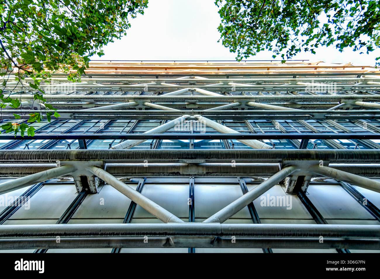 Tuyaux extérieurs colorés et façade industrielle du Centre Pompidou à Paris, France, montrant les caractéristiques architecturales high-tech du bâtiment Banque D'Images