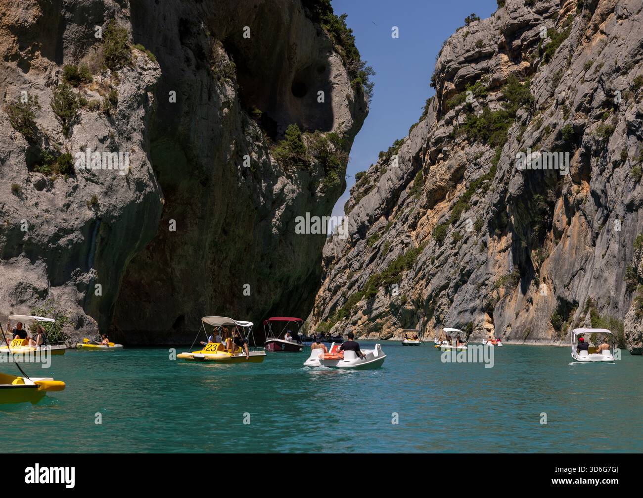 Gorges du Verdon, France - 24 juin 2025 : les touristes explorent les gorges du Verdon en pédalos, kayaks et pédalos. Un endroit idéal pour des vacances actives Banque D'Images