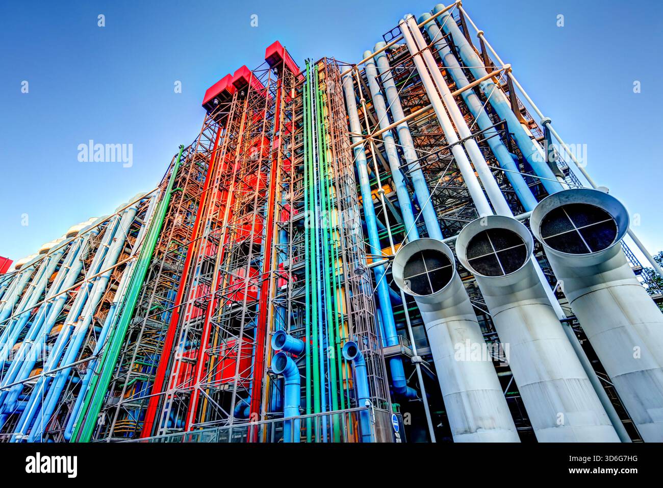 Tuyaux extérieurs colorés et façade industrielle du Centre Pompidou à Paris, France, montrant les caractéristiques architecturales high-tech du bâtiment Banque D'Images