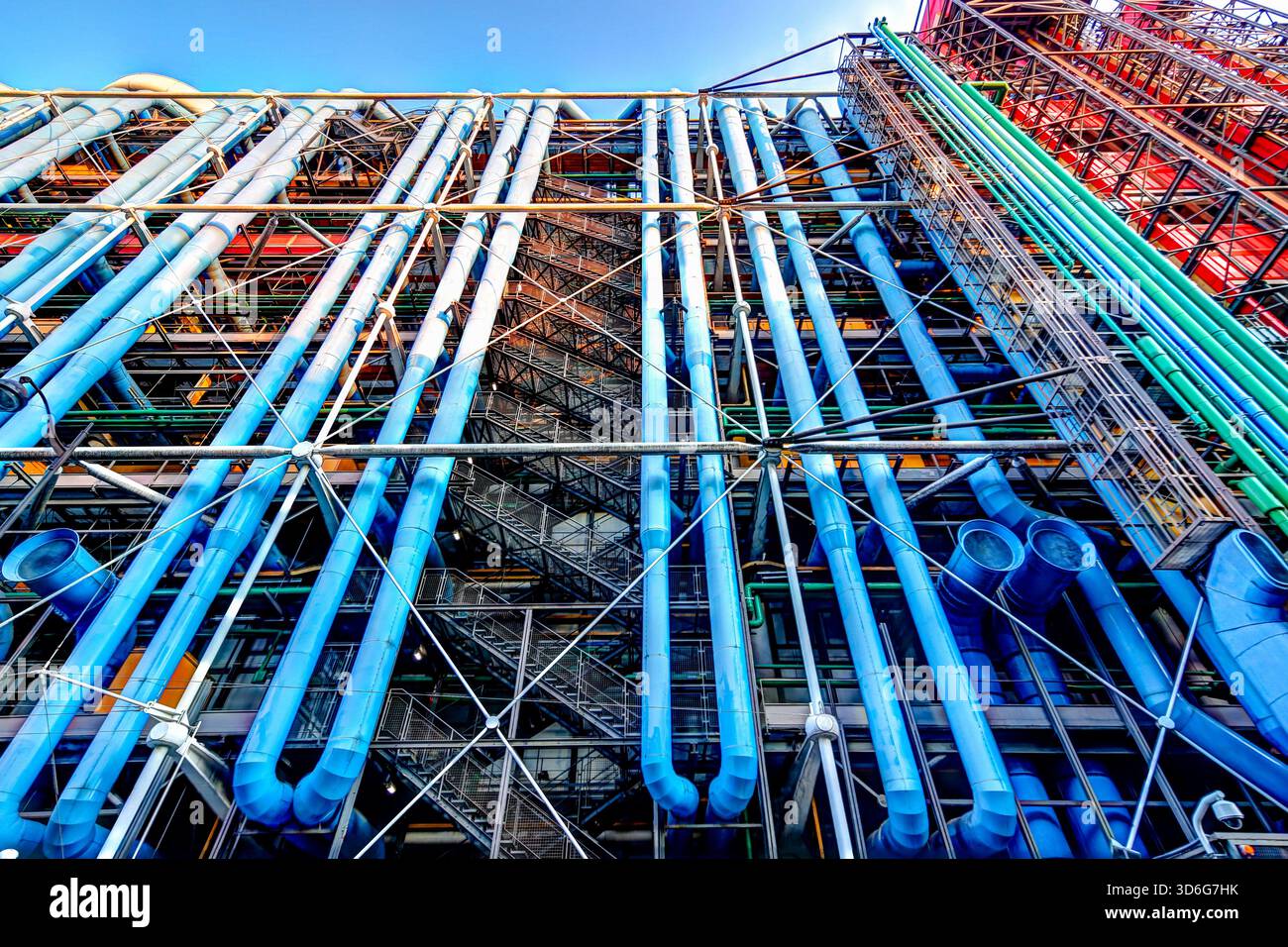 Tuyaux extérieurs colorés et façade industrielle du Centre Pompidou à Paris, France, montrant les caractéristiques architecturales high-tech du bâtiment Banque D'Images