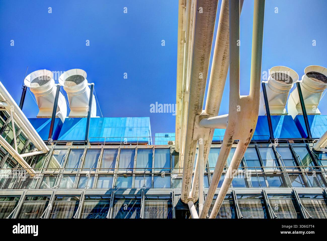 Tuyaux extérieurs colorés et façade industrielle du Centre Pompidou à Paris, France, montrant les caractéristiques architecturales high-tech du bâtiment Banque D'Images