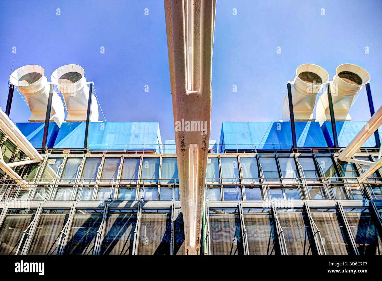 Tuyaux extérieurs colorés et façade industrielle du Centre Pompidou à Paris, France, montrant les caractéristiques architecturales high-tech du bâtiment Banque D'Images