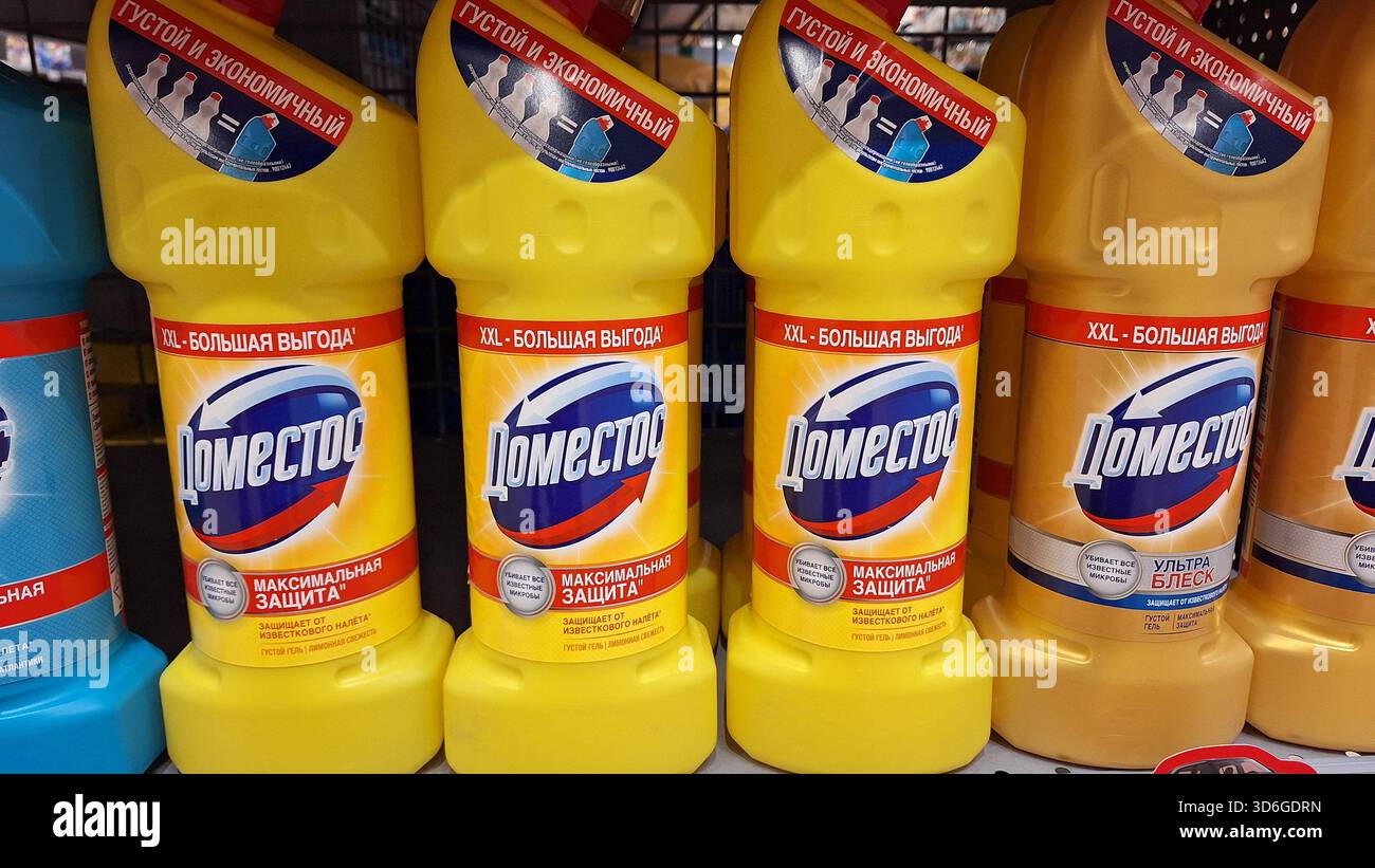 Russie, Moscou- 21 octobre 2025.bouteilles de produits de nettoyage jaune vif affichées sur une étagère de magasin russe pour une efficacité maximale Banque D'Images