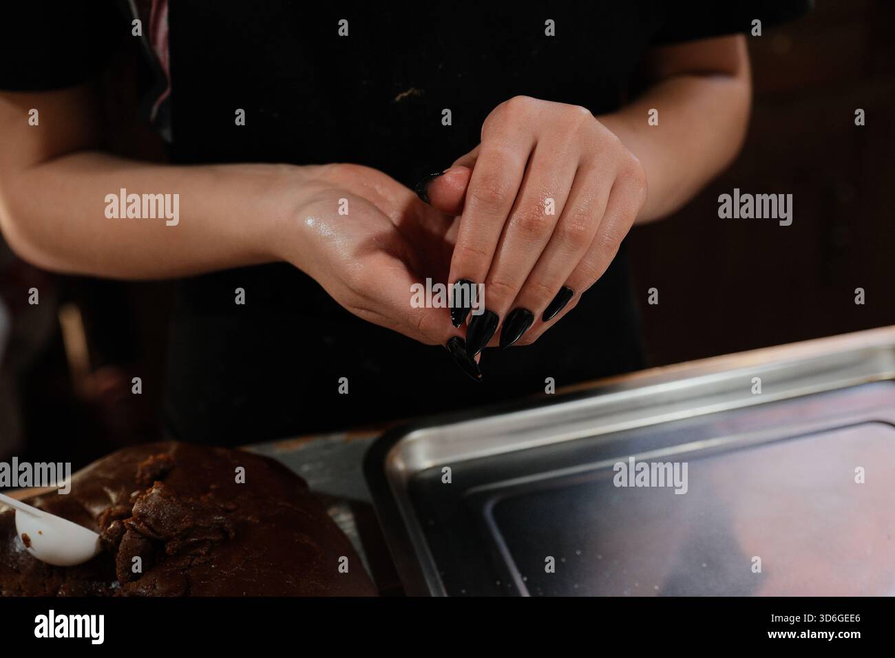 Mains façonnant la pâte dans une cuisine Banque D'Images