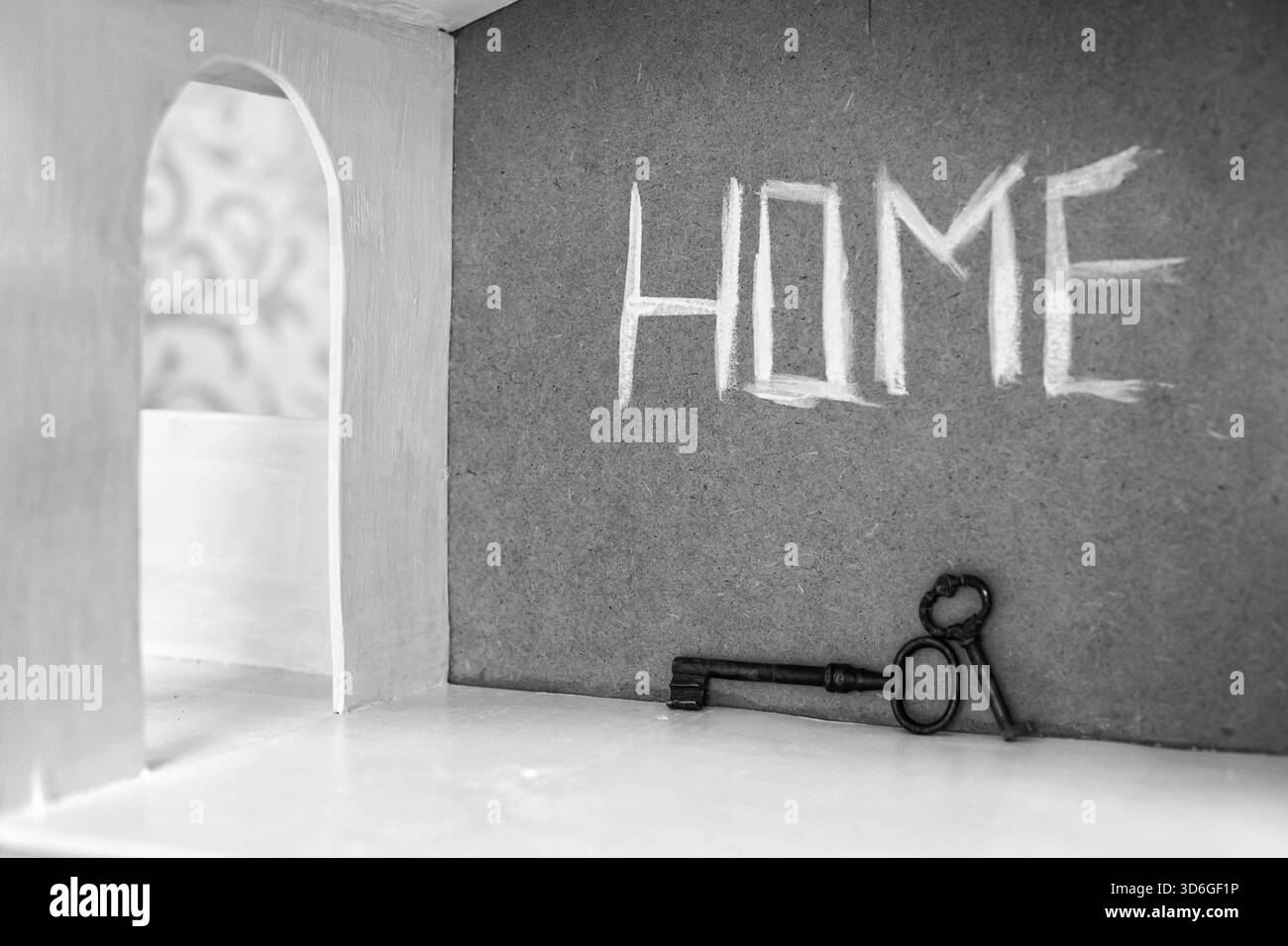 L'inscription Maison sur un mur marron avec de la peinture blanche Banque D'Images