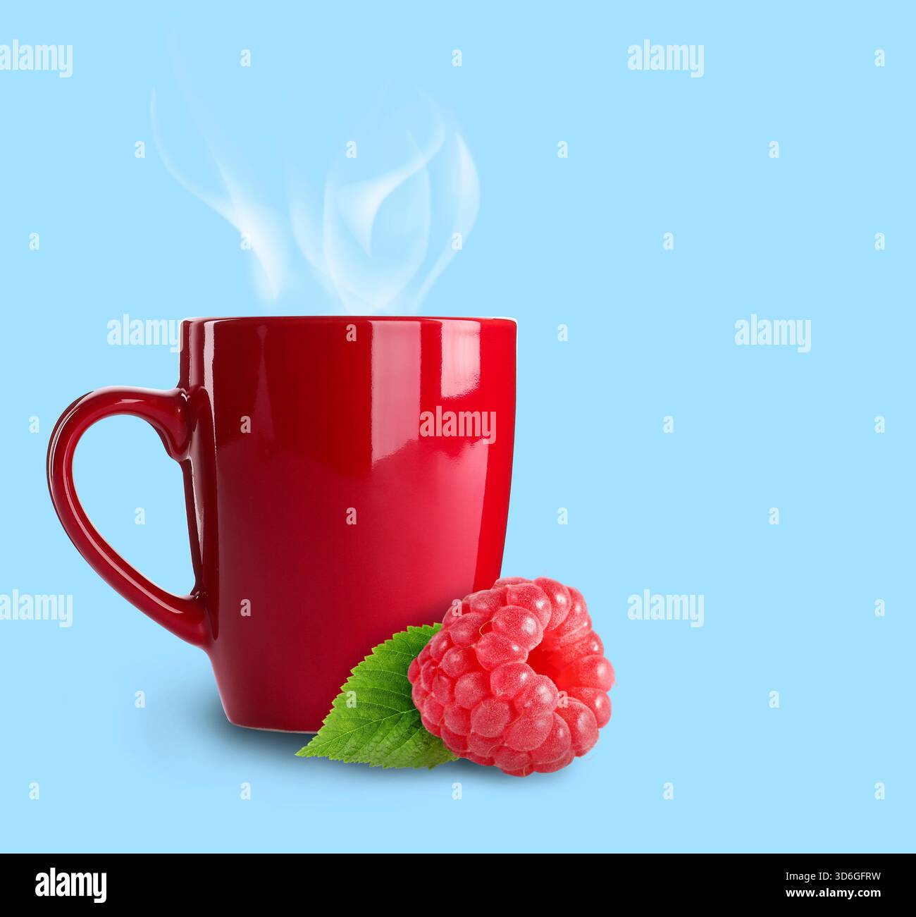 Boisson chaude dans la tasse et framboise sur fond bleu clair. Boisson stimulant l'immunité pour la saison froide Banque D'Images