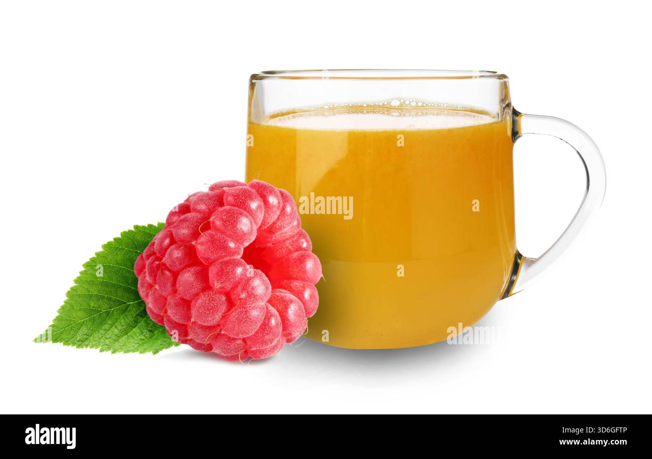 Boisson chaude dans la tasse et framboise fraîche sur fond blanc. Boisson stimulant l'immunité pour la saison froide Banque D'Images
