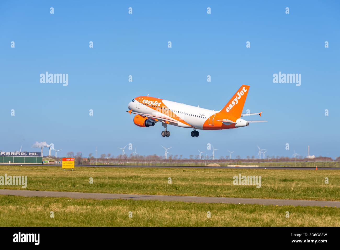 EasyJet Airbus A319-100 (G-EZFI) au départ de l'aéroport de Schiphol Banque D'Images