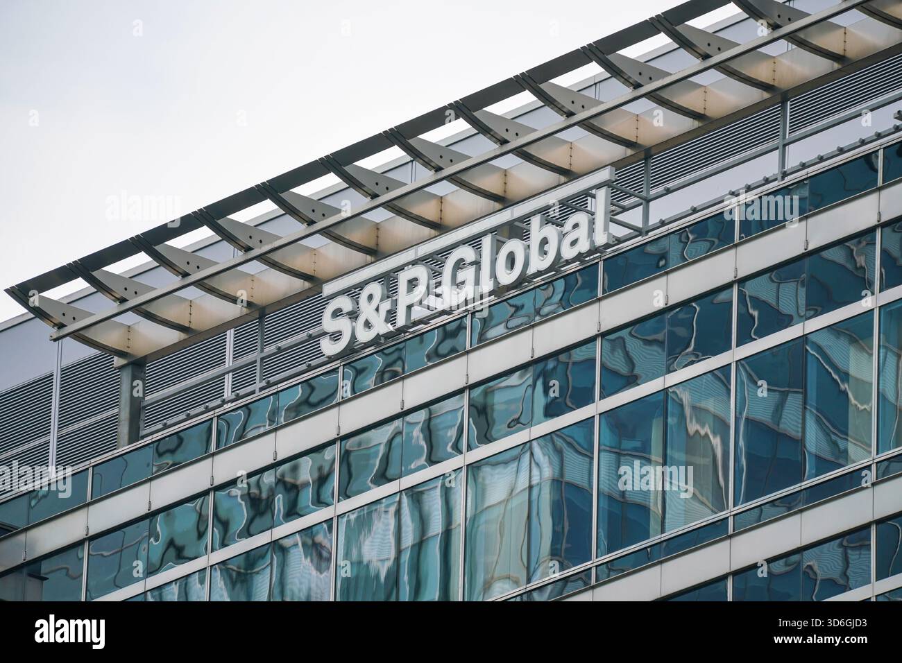 Londres, Royaume-Uni - 18 mai 2023 : logo Standard et Poor's Global sur leurs bureaux à Canary Wharf. C'est une société commerciale et financière américaine Banque D'Images