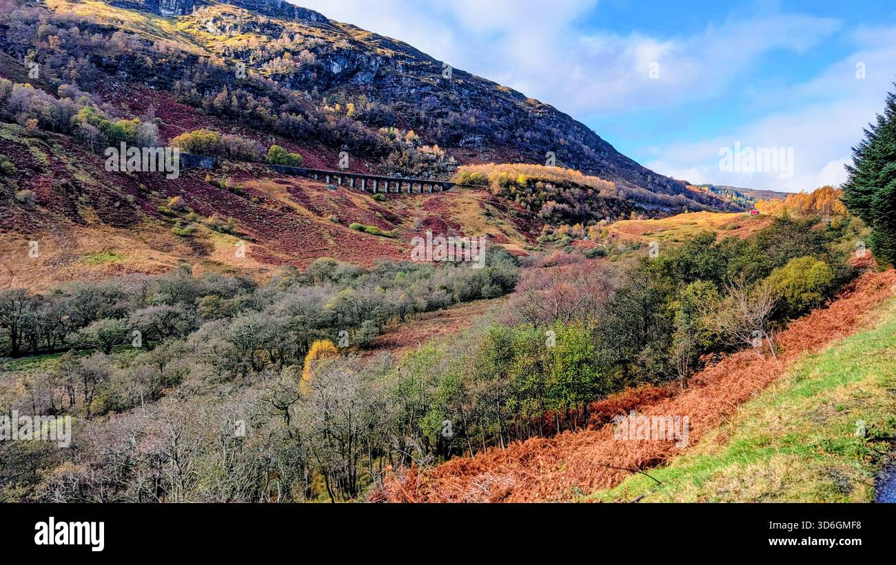 Vieux viaduc de chemin de fer près de Lochearnhead, en Écosse traversant une campagne pittoresque d'automne dans le pittoresque glen Ogle Banque D'Images