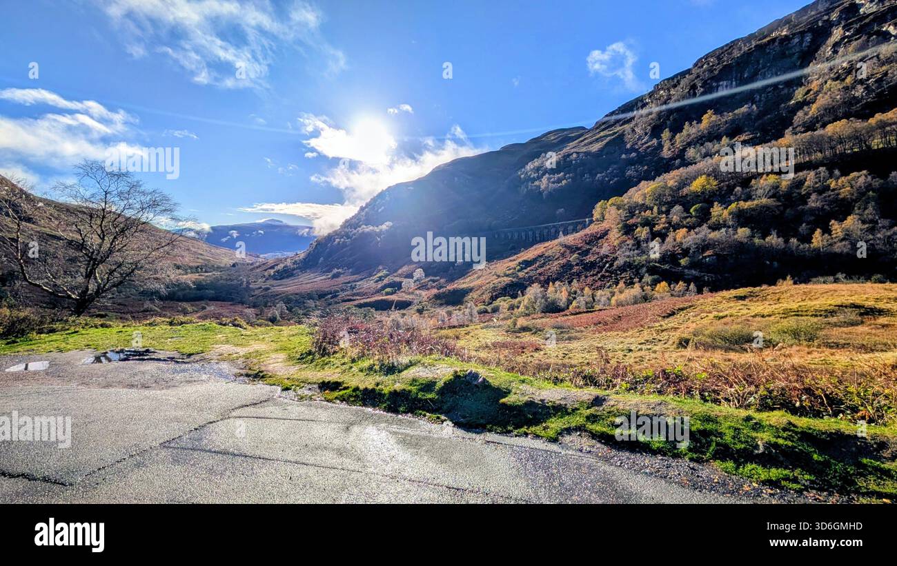 Vieux viaduc de chemin de fer près de Lochearnhead, en Écosse traversant une campagne pittoresque d'automne dans le pittoresque glen Ogle Banque D'Images