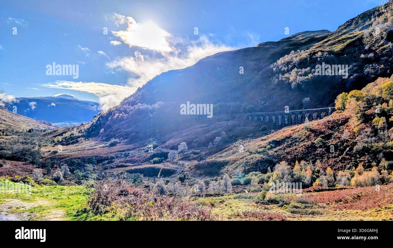 Vieux viaduc de chemin de fer près de Lochearnhead, en Écosse traversant une campagne pittoresque d'automne dans le pittoresque glen Ogle Banque D'Images