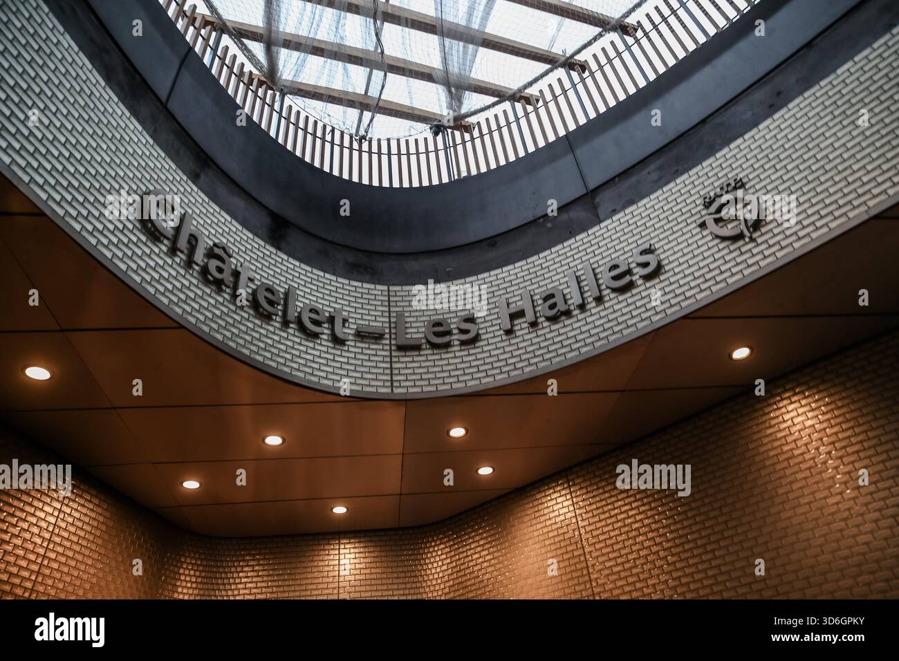 Panneau d'entrée pour le centre de transport Châtelet–les Halles à Paris, France, montrant un design moderne et l'image de marque de la gare. Banque D'Images