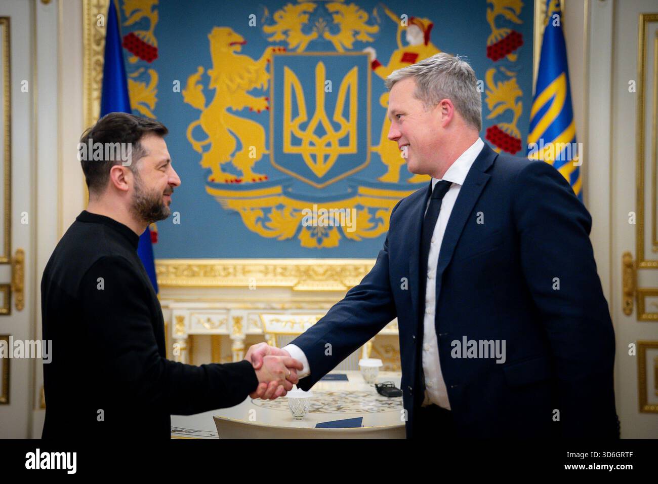 In this photo provided by the Ukrainian Presidential Press Office, Ukrainian President Volodymyr Zelenskyy, left, shakes hands with U.S. Secretary of the Army Dan Driscoll in Kyiv, Ukraine, Thursday, Nov. 20, 2025. (Ukrainian Presidential Press Office via AP) Banque D'Images