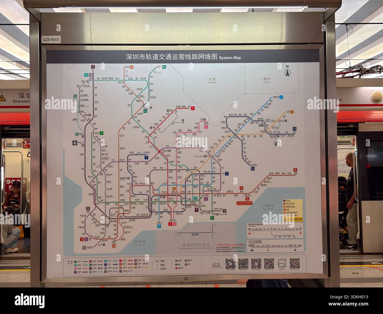 Carte de la station de métro de Shenzhen, affichant le réseau de transport ferroviaire détaillé et les lignes pour les transports publics dans la ville et les zones environnantes de Banque D'Images