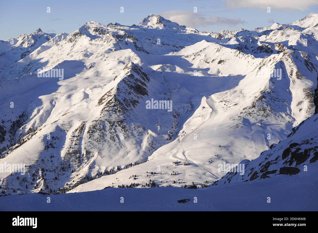 Vue imprenable sur la chaîne de montagnes enneigée, mettant en valeur les pistes de ski et les sommets imposants, station de ski alpin, Ponte di Legno Banque D'Images