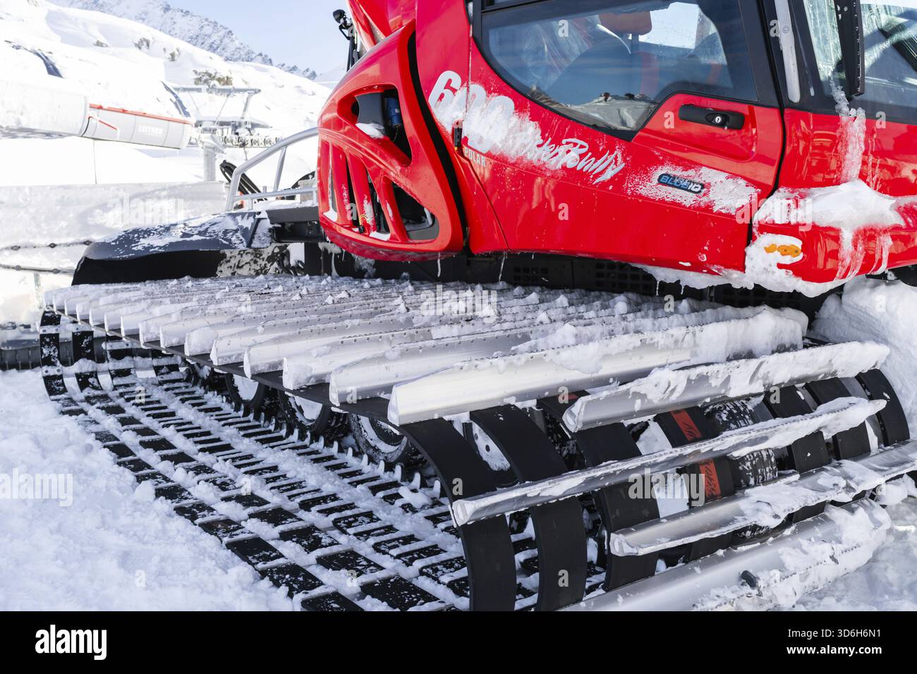 Ponte di Legno, Italie - 03.12.2023 : vue rapprochée des pistes métalliques de la tondeuse à neige rouge dans un paysage enneigé, mettant en évidence les machines conçues pour Banque D'Images