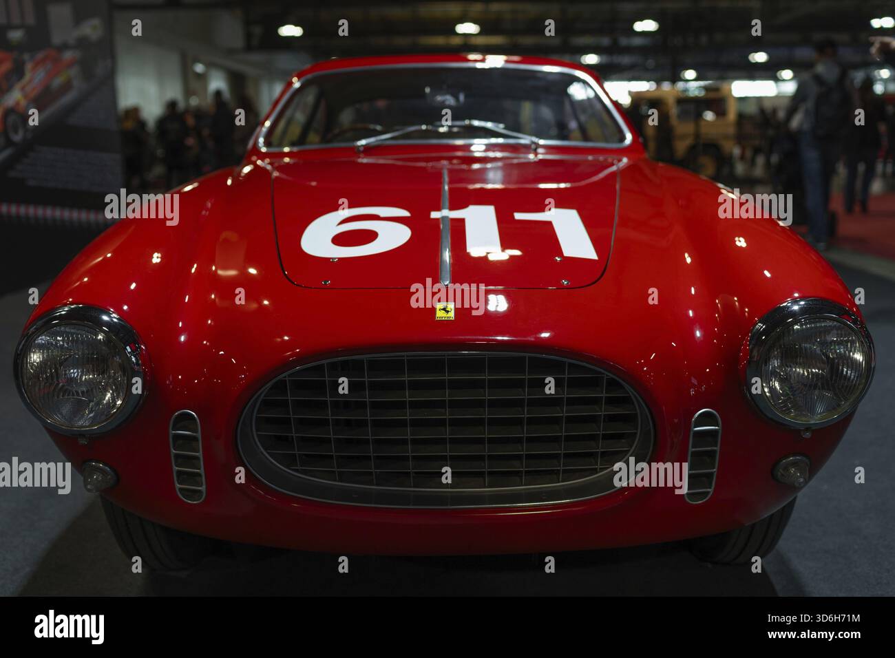 Milan, Italie - 12.11.2022 : voiture Ferrari classique rouge vintage au salon de l'auto avec affichage du numéro de course. Exposition Milano AutoClassica Banque D'Images