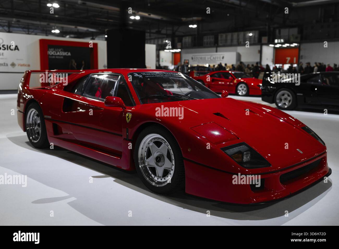 Milan, Italie - 12.11.2022 : Ferrari f40 rouge classique au salon automobile présentant le design sportif de luxe. Exposition Milano AutoClassica Banque D'Images