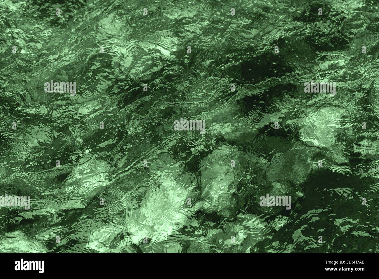 Papier peint sous-marin abstrait. Ondulation aquatique surface de l'eau verte ondulée, fond de texture de l'eau, vue de dessus Banque D'Images