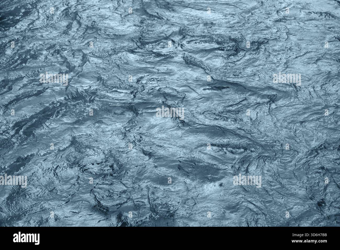 Papier peint sous-marin abstrait. Ondulation aquatique surface de l'eau bleue ondulée, fond de texture de l'eau, vue de dessus Banque D'Images