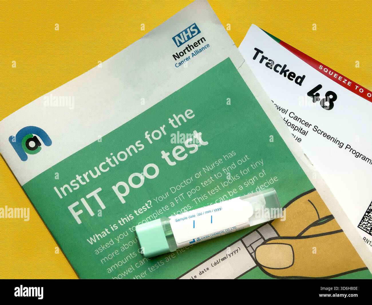 Gros plan d'un kit de test D'AJUSTEMENT sur une notice d'information pour le dépistage du cancer de l'intestin avec texte d'instruction visible du UK NHS Banque D'Images