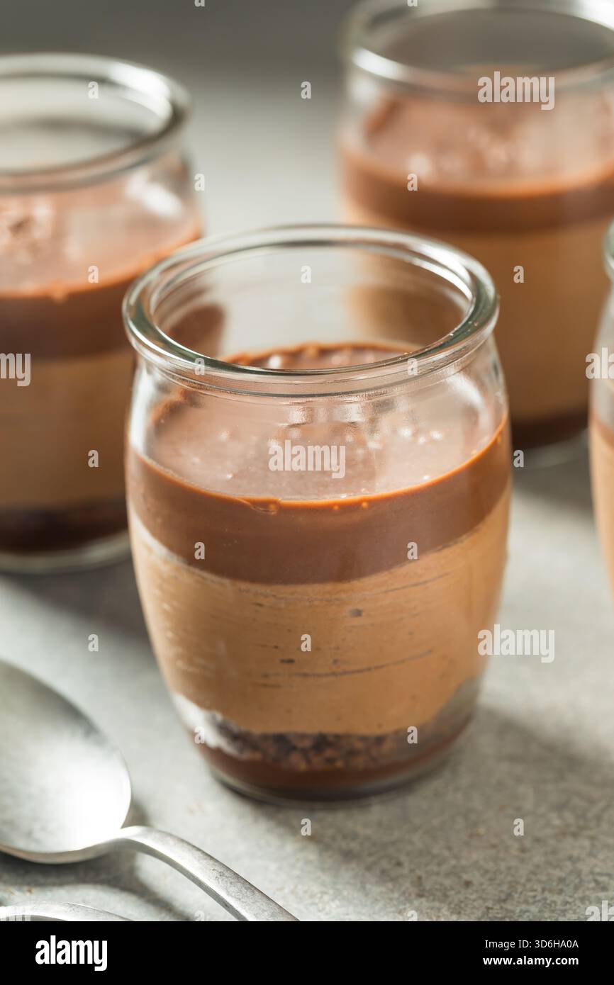 Mousse au chocolat noir doux parfait dans un récipient en verre Banque D'Images