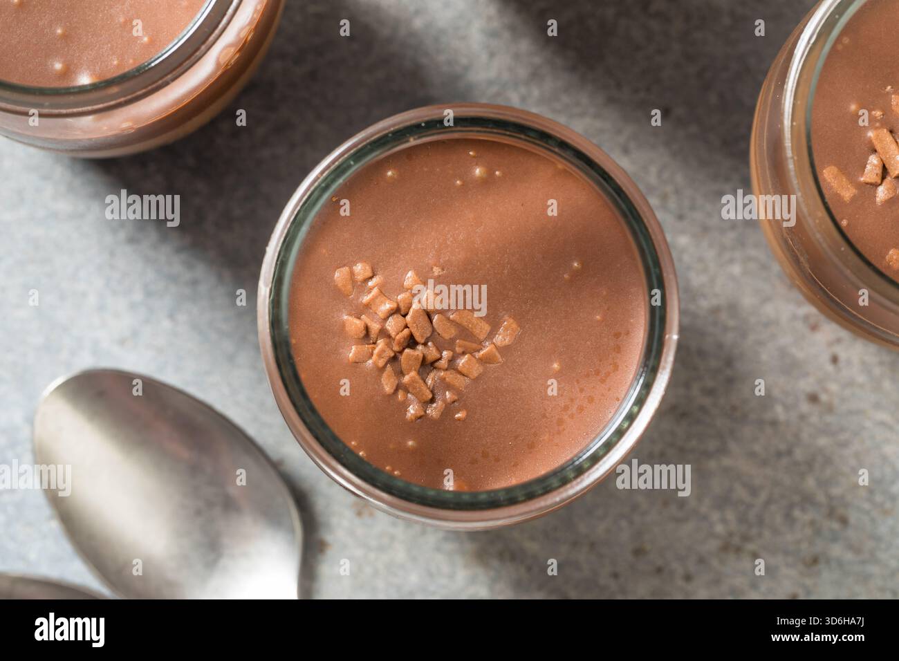 Mousse au chocolat noir doux parfait dans un récipient en verre Banque D'Images