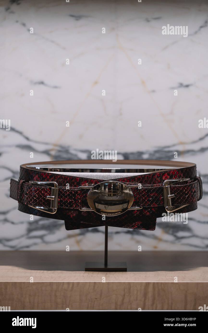 Milan, Italie - 24.02.2024 : vitrine Michael Kors en magasin à Milan, ceinture en cuir, vitrine de la boutique Banque D'Images