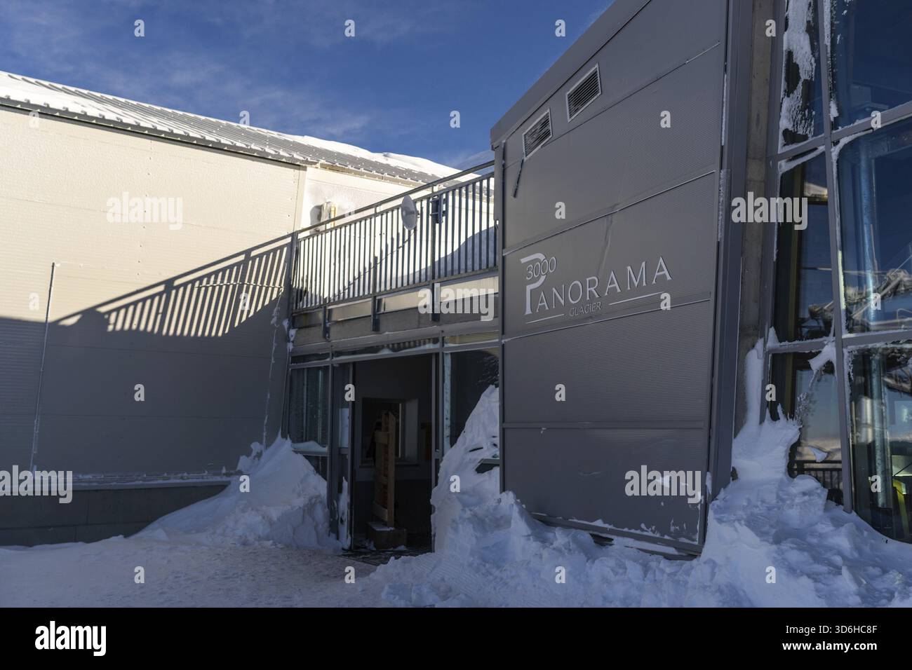 Ponte di Legno, Italie - 03.12.2023 : entrée au glacier Panorama 3000, station de ski dans les Alpes italiennes Banque D'Images