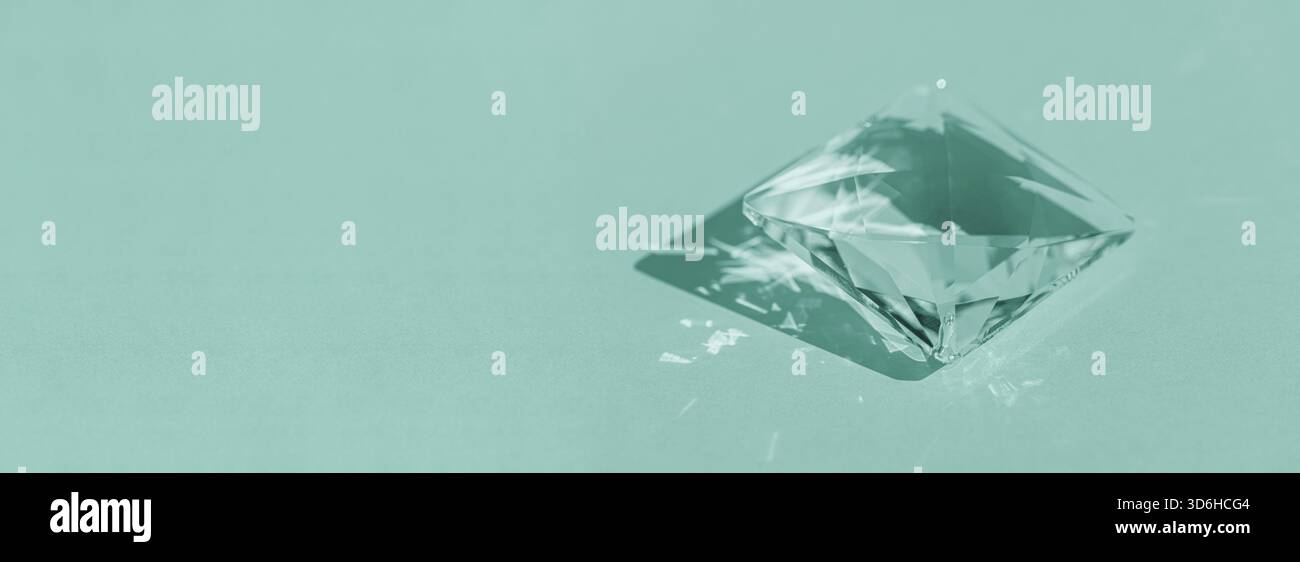 Prisme en cristal avec diffraction de lumière des couleurs du spectre et réflexion avec lumière tendance et ombres dures sur fond bleu. Réflecteur de spectre lumineux Banque D'Images