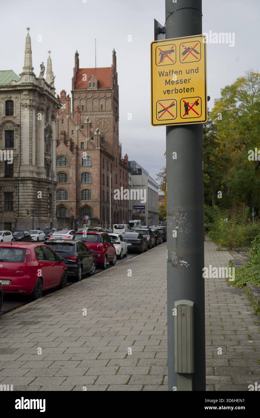 Zone d'interdiction d'armes, zone sans couteau, crime, blessure par arme blanche, blessure par balle, armes, couteau, arme poignardante, couteau poignardante, sécurité, ordre, violence, corporel ha Banque D'Images