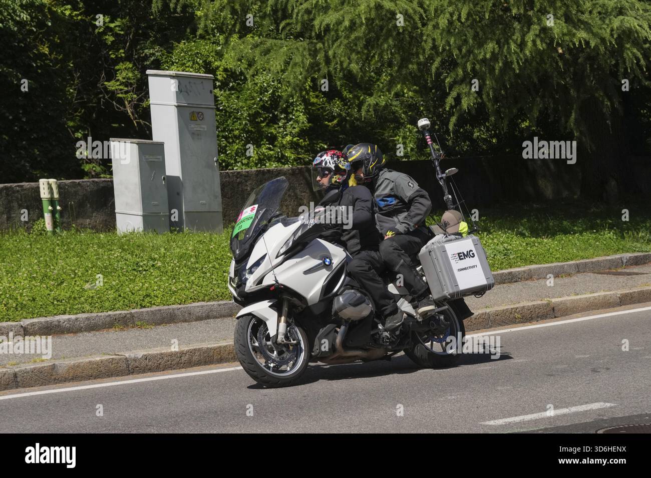 Lecco, Italie - 29.05.2025 : moto avec deux journalistes se déplaçant le long de la route pendant la couverture de la course pendant le Giro d'Italia. Giro d'Italia est un annu Banque D'Images