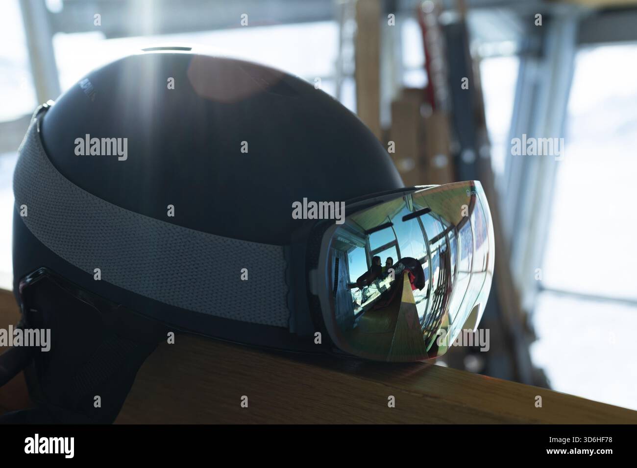 Ponte di Legno, Italie - 03.12.2023 : réflexion dans la lentille de lunettes de ski avec scène d'intérieur Banque D'Images